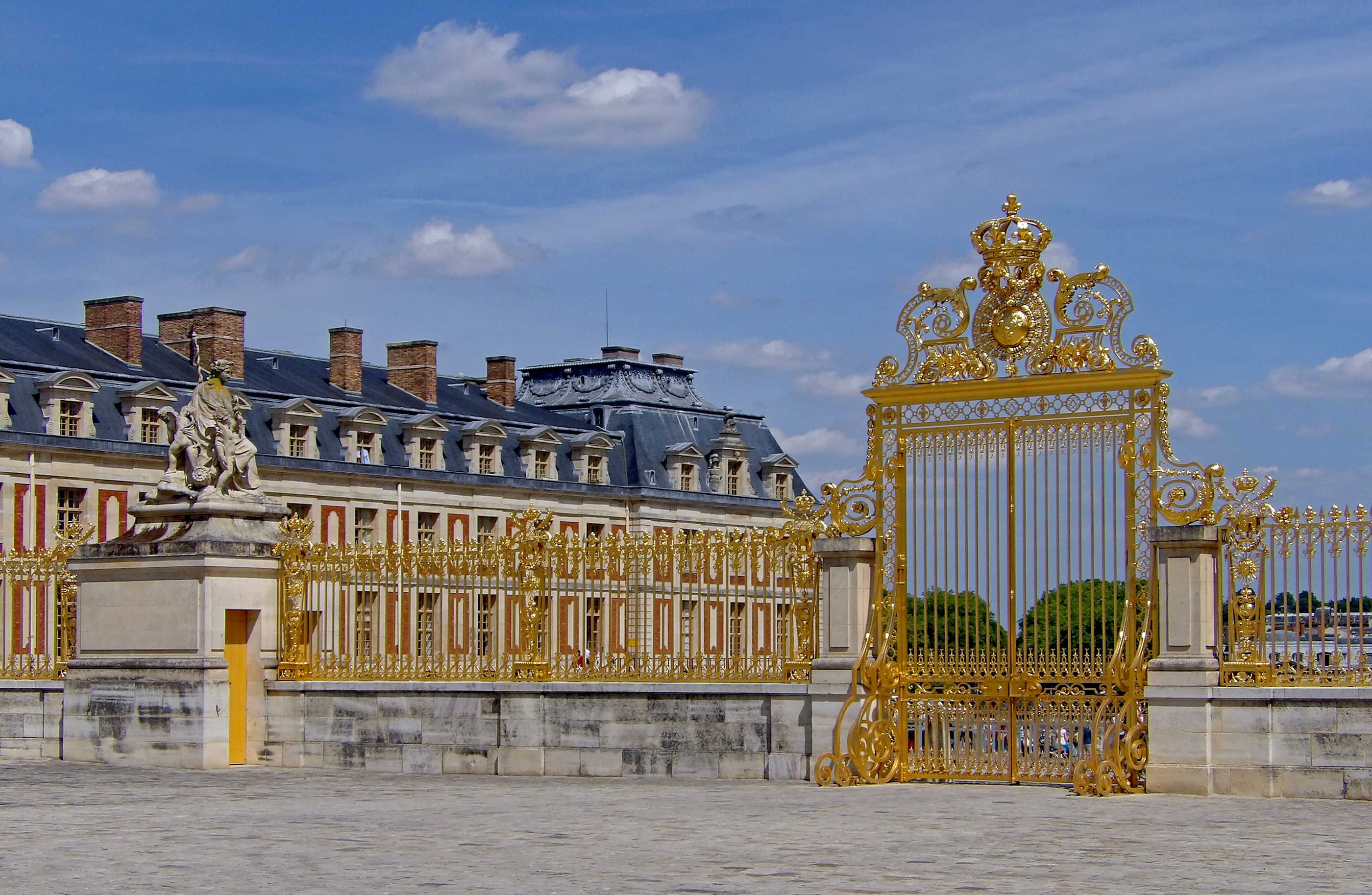 Версаль келісім. Версаль Франция Королевский двор. Замок Версаль Франция. Королевский дворец в Версале. Версальский дворец ворота.