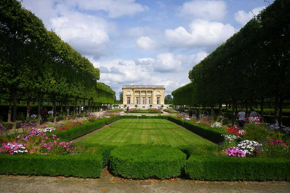Трианон версаль. Франция Версаль Трианон. Большой Трианон в Версале. Малый Трианон в Версале. Сад Версаля дворец большой Трианон.