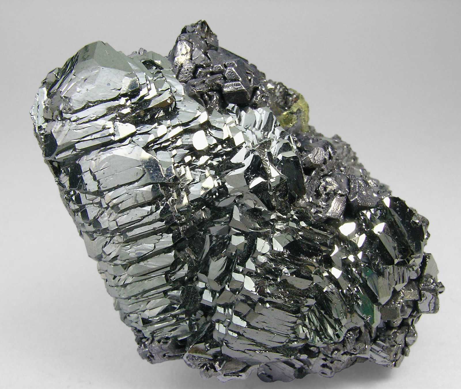 Молибден свинца. Молибденит минерал. Тетраэдрит минерал. Минералы бериллия. Кристалл молибдена.