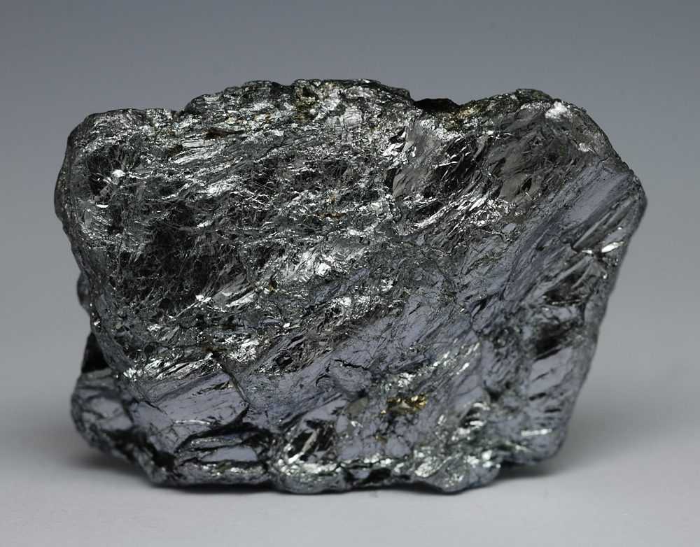 Молибден свинца. Молибденит минерал. Кристалл молибдена. Молибденит молибденовый блеск минерал. Молибденит минерал в природе.