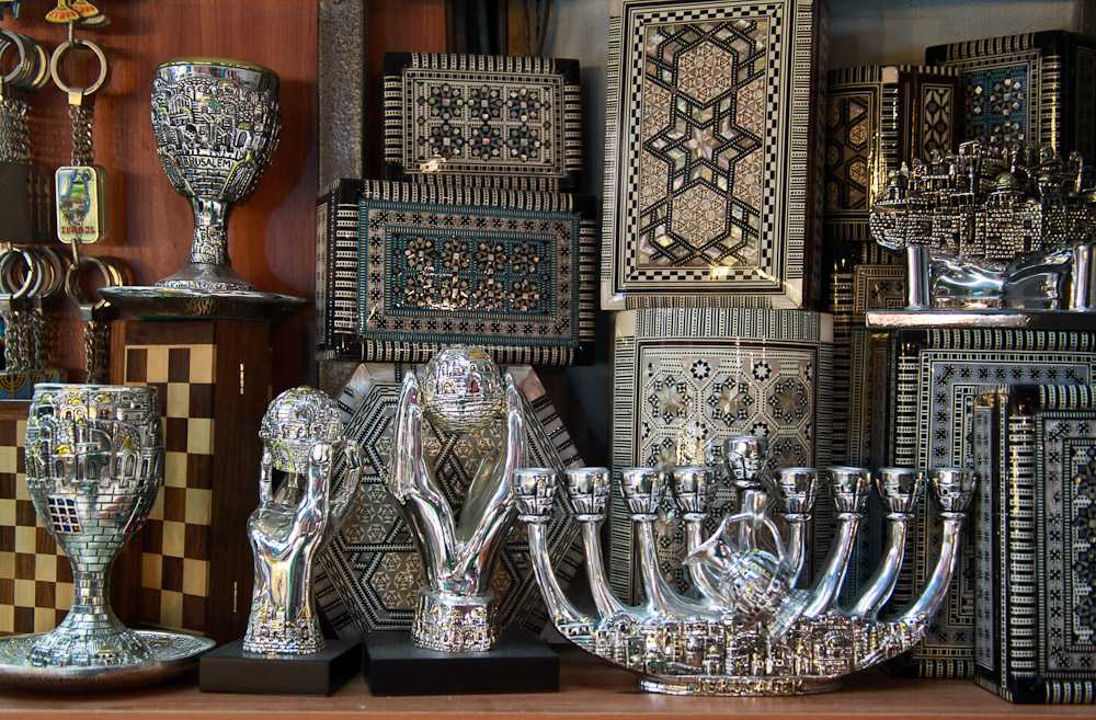 Что можно привезти из дубая. Сувениры из Эмиратов. Арабские эмираты сувениры. Сувениры из Дубая. Иерусалим сувениры.