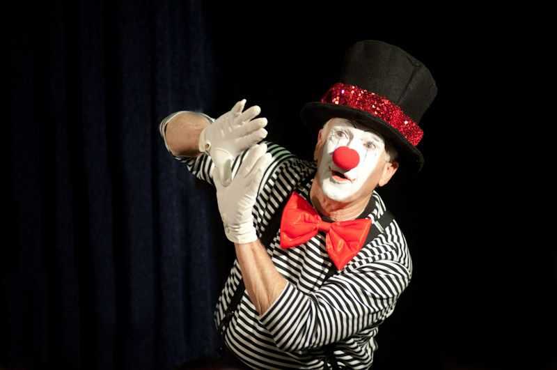 Представления из комических сценок. El Circo клоун. Клоун Мим из тик тока. Пантомима в цирке. Мим в цирке.