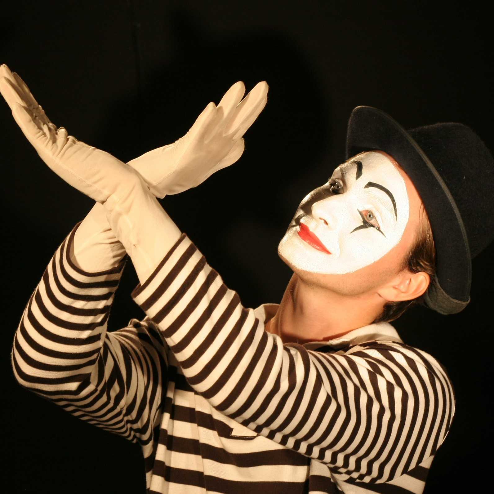 Пантомима темы. Мим актер театра пантомимы. Театральная пантомима. Пантомима актерское мастерство. Клоун Мим.